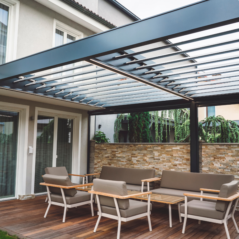 Moderne Terrassenüberdachung mit Lamellendach — Zimmerei Diersing